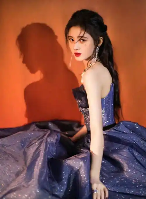 鞠婧祎港式风格出圈之后,随后几次她不管是参加活动还是拍摄方面都