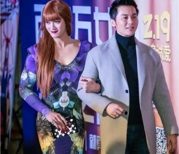 网传李晨新女友紫色印花裙配咖色长发仔细一看别太荒谬了