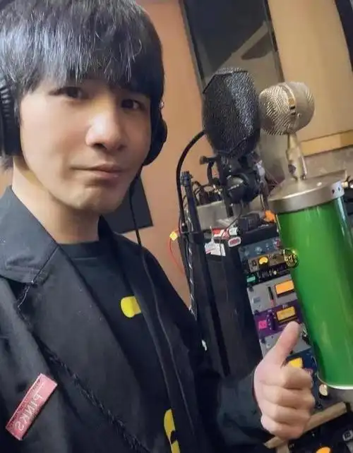 大张伟的妻子罕见现身机场,身背万元包包,两人同框甜蜜秀恩爱