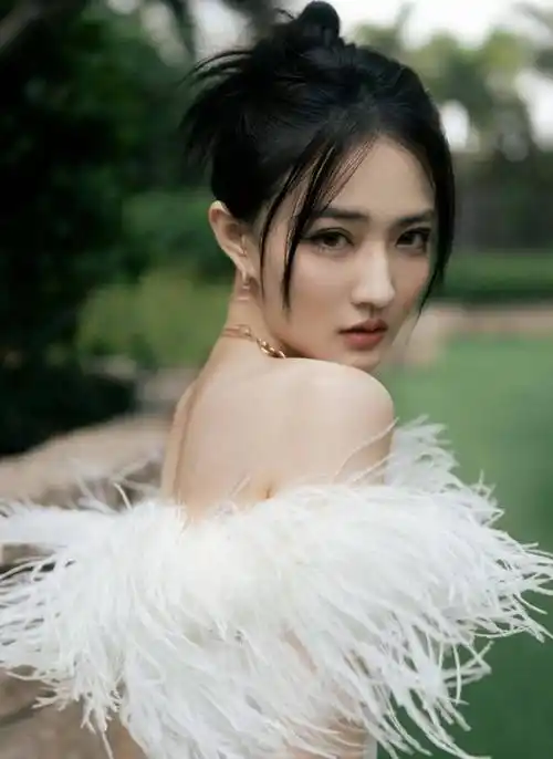 女星徐璐时尚写真:靓丽迷人,眉清目秀