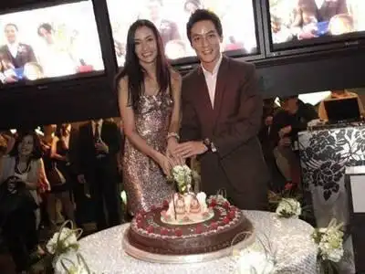 吴彦祖晒旧照庆祝结婚11周年,大方表白美娇妻,发文时间似有深意