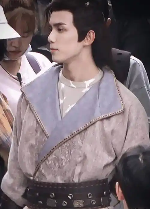 原创吴磊长歌行路透身穿古装回眸很飒气与小时候有明显对比