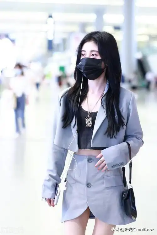 2021年6月14日,鞠婧祎机场街拍.