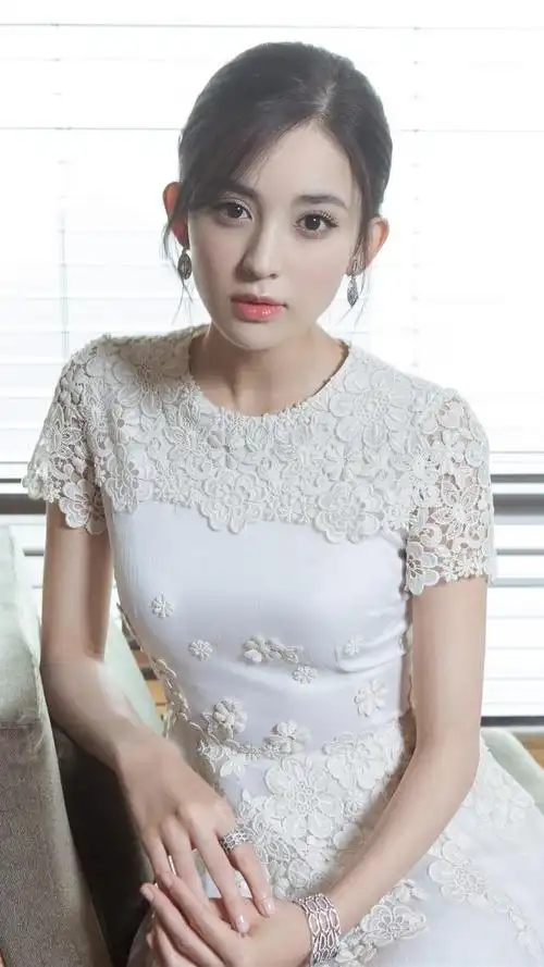 繁星闪耀的娱乐天空,有一位女神独占鳌头,她就是古力娜扎.