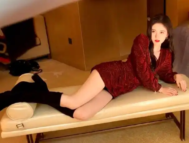 鞠婧祎最近似乎格外的乐意发自己的全身照,看来也是对于自己的减肥