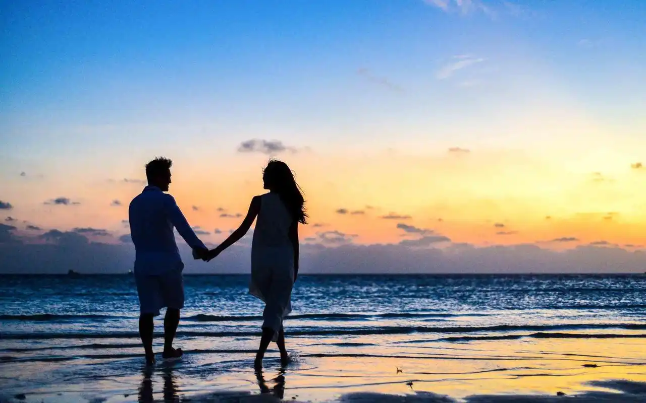 壁纸图片大全 唯美 > 夕阳海边散步情侣剪影电脑桌面图片