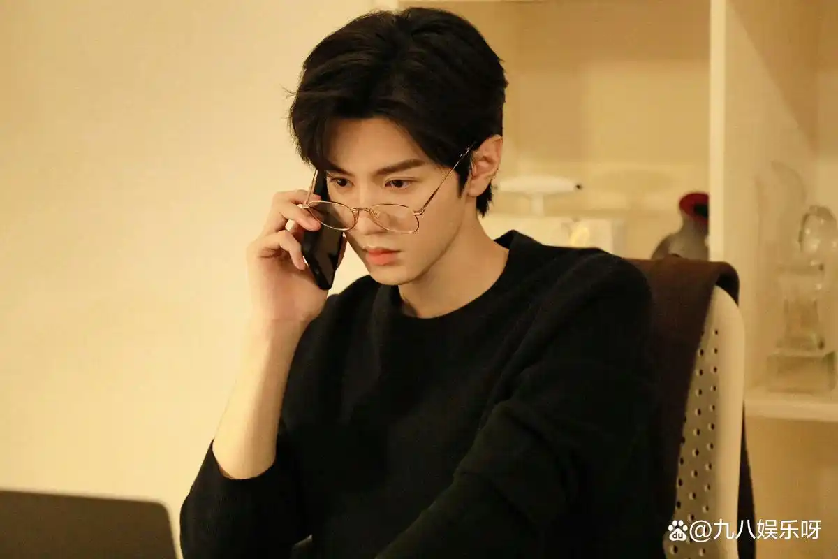 陈哲远一天涨粉10万,《偷偷藏不住》口碑回春,主演互动超甜