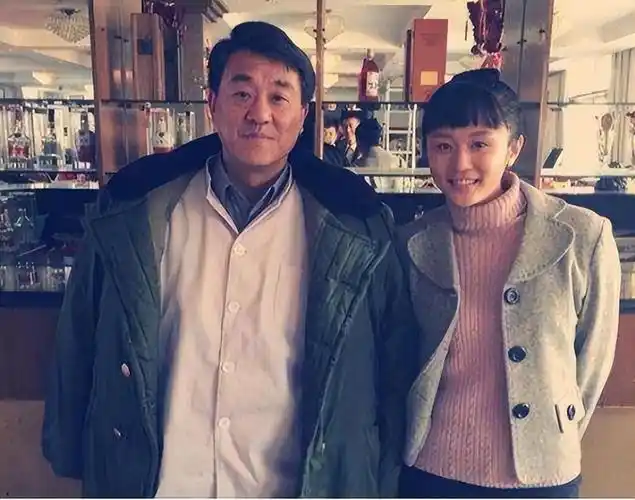 回顾很多人好奇何冰为什么结婚几十年0绯闻看看妻子是谁就知道