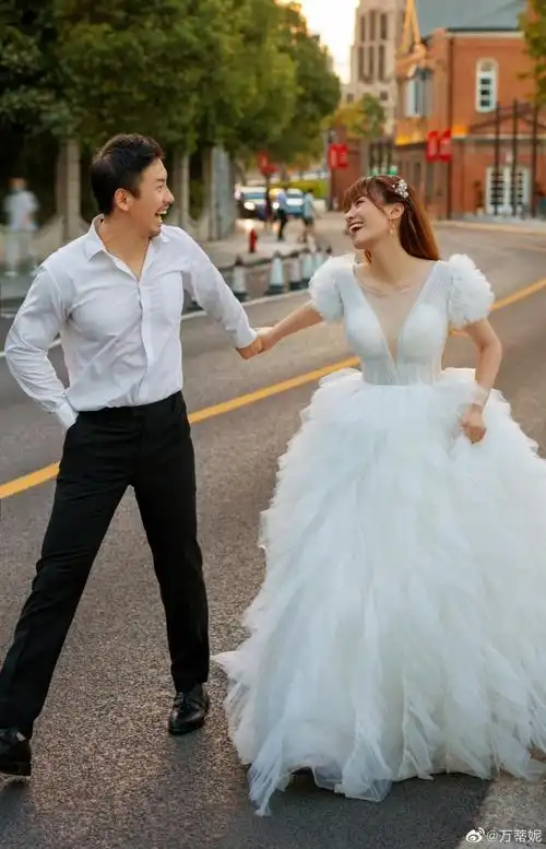 万蒂妮晒婚纱照庆祝结婚周年,与老公认识32年,恋爱10年