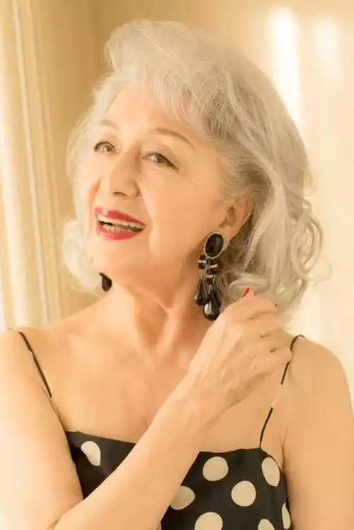 中年女人头发白了怎么办要不要染白发怎么搭配攻略来了