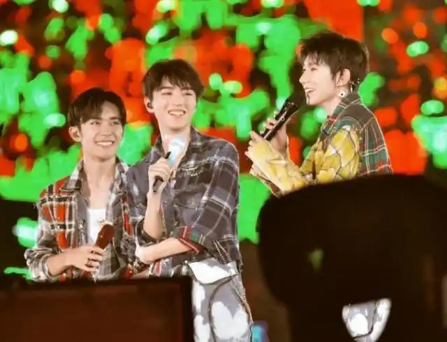 tfboys同框,官博发三人罕见合照,拍照姿势像在互相示爱