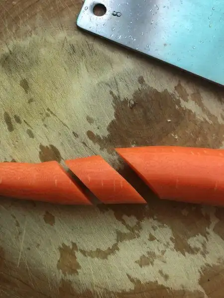 比肉好吃的罗汉斋的做法操作步骤第2步:胡萝卜去皮,斜切成小段