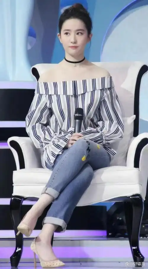 讲真,刘亦菲的穿搭,普通年轻女生值得借鉴,时尚优雅又显嫩!