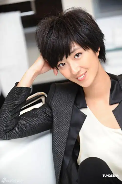 桂纶镁拍写真黑衣黑裤出镜