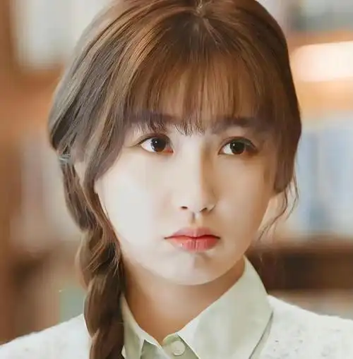 虞书欣扎着丸子头,梳着刘海,超可爱