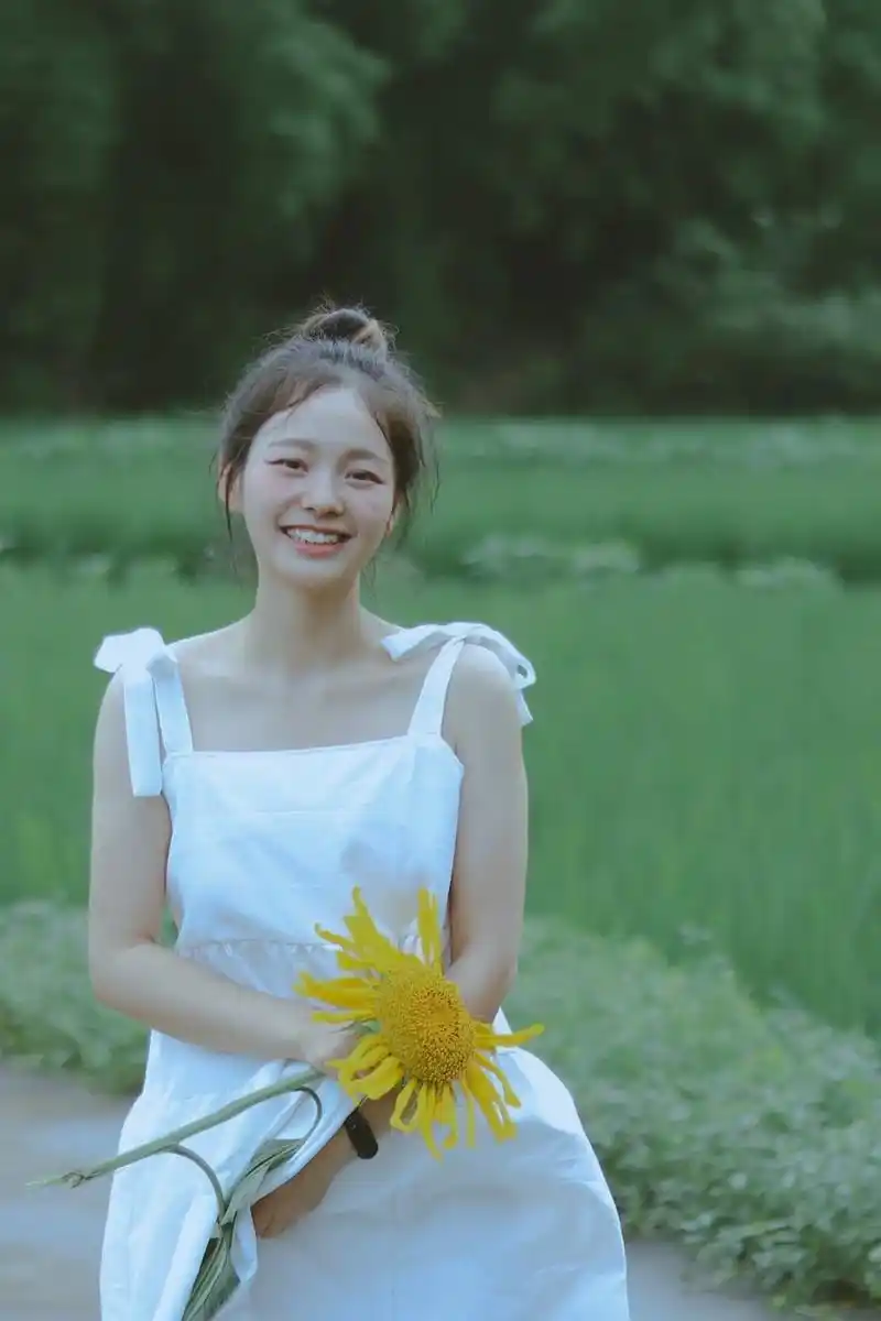 调色比较多的版本.#氛围感 #摄影 #森系少女 #治愈系笑容 - 抖音