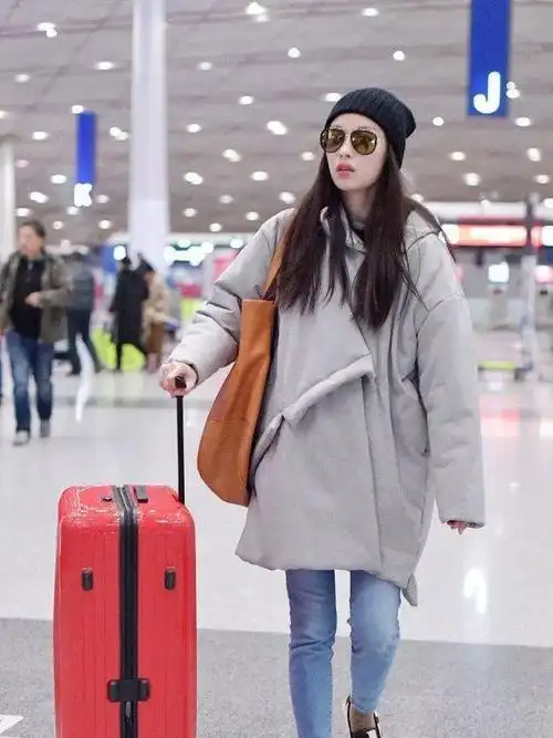 31岁倪妮真是有颜任性了,套着个"布袋"走机场,这腿真羡慕不来|街拍|穿