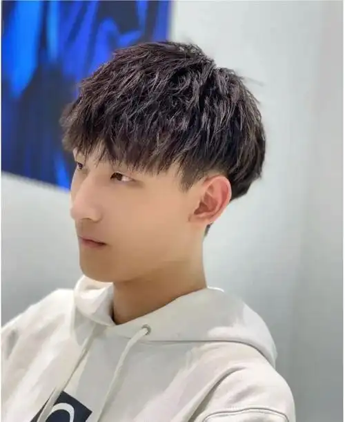 摩根烫是比较适合年轻男士的烫发之一,立体时尚又有