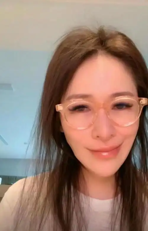 姐姐萧亚轩的快乐,向来就是我们羡慕不已的,而她现在直播时的状态,却