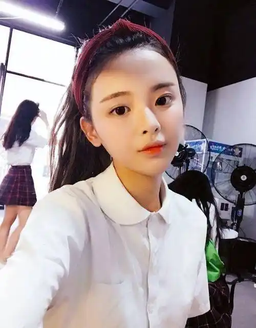 "清醒"杨超越:年挣7000万却拒养妹妹,遭王思聪侮辱获白敬亭偏爱_公司