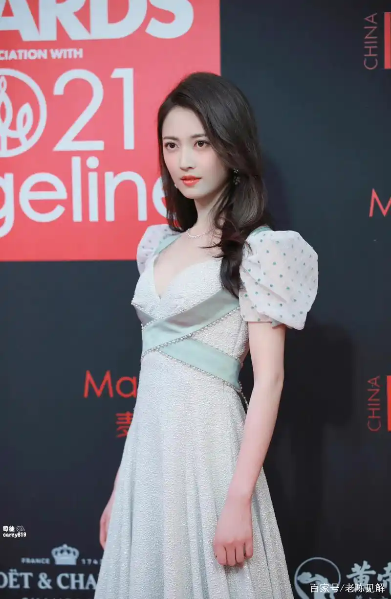 陈钰琪身穿湖水蓝仙女裙美到家了