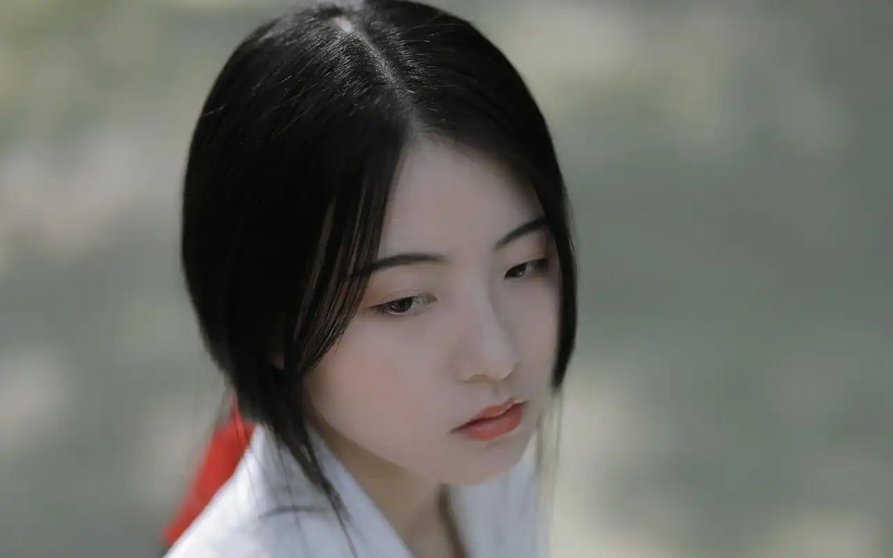 古风白衣美女高清桌面壁纸