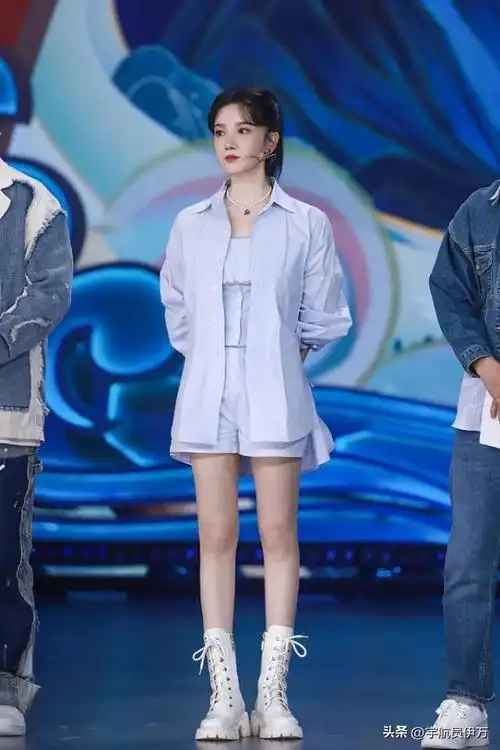 节目上她和于小彤的甜蜜互动被观众直呼太甜了,随后两人一起坐地铁