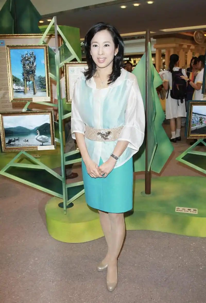 朱玲玲的穿搭法则大波浪卷发搭配无袖蕾丝裙亮相62岁依然漂亮