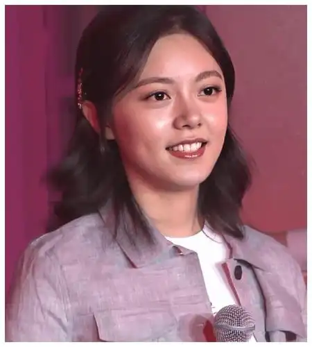 赵今麦参加活动台下候场,生图下无意暴露真实身高,你才17岁啊