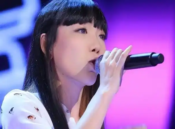 甚至猜测她卸妆后会变得难以看待,但事实上,吴莫愁素颜时恰恰相反