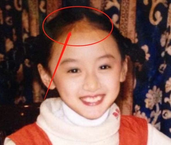 袁冰妍为何一直都是"刘海"造型?看了她的童年照,就明白了