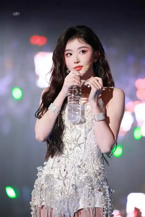 孔雪儿舞台上的红玫瑰