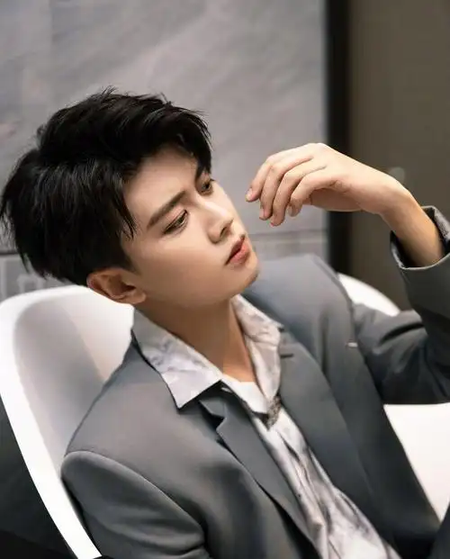 任嘉伦的穿搭,我就开门见山的说了,一个字帅加上帅气的发型,出境来说