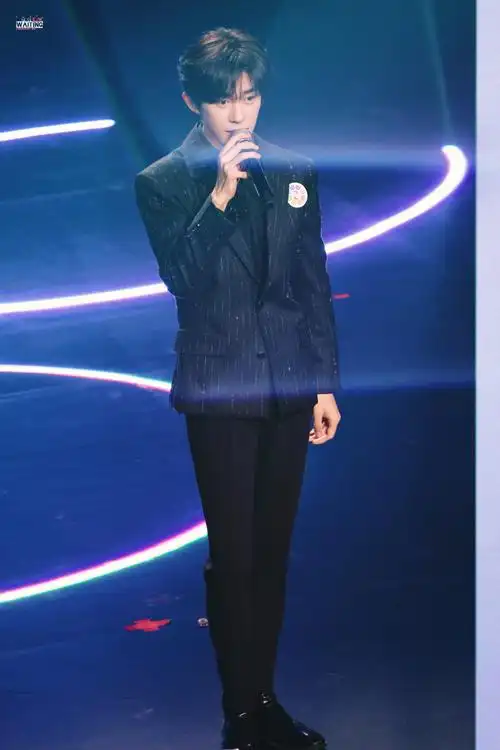 易烊千玺献唱不辞星海##易烊千玺于适同框照