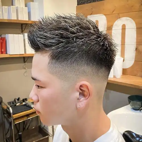 飞机头是种十分立体有型的男士发型,也是相当的精神帅气,很多男士剪完