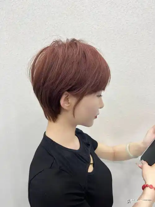 动感的层次短发,除了可以呈现出丰富的层次,后区饱满立体的造型还能