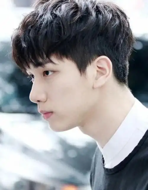 是运用烫卷的效果营造蓬松感,同时造就自然的线条弧度,使总体发型立体