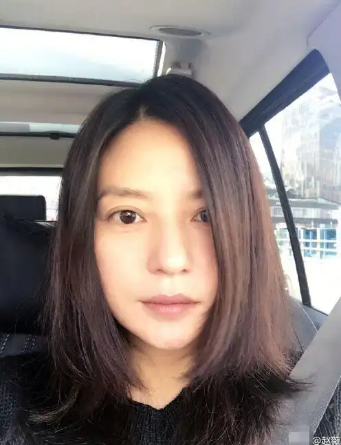 小燕子瘦回来了!40岁赵薇晒素颜照大眼迷人