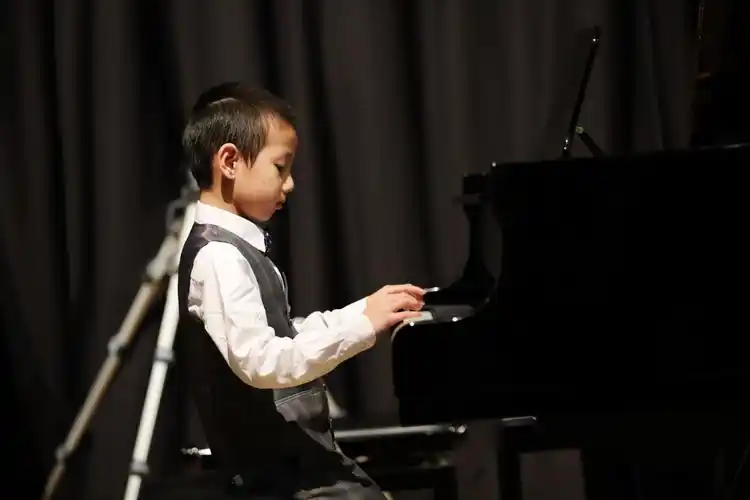 04 一年一度的音乐会让我们看到了孩子的进步 孩子学钢琴 照片 生活