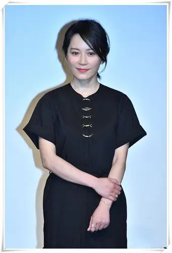 俞飞鸿身穿斜肩礼服裙端庄优雅网友看起来舒服恰到好处的美