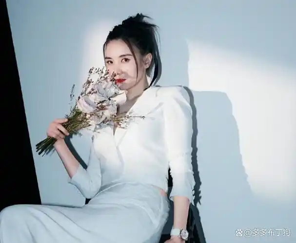 女演员宋佳一直以来都以她特有的气质和大胆的穿搭风格在时尚圈备受