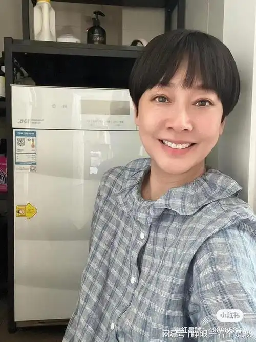 张茜从萤光幕前到彩铅画创作她的新生活让人惊叹不已