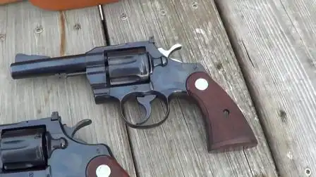柯尔特357左轮手枪后坐力挺大双手紧握是必须的