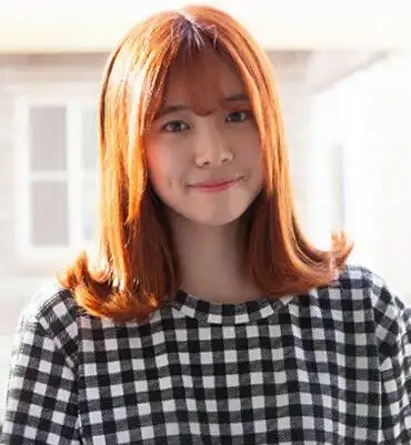 这款外翻卷发采用了时下最热门的韩式空气感刘海,提升灵动气质,发尾