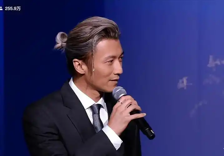 15位男星白发照,成龙一夜苍老,刘德华也逃不过_余文乐_头发_谢霆锋