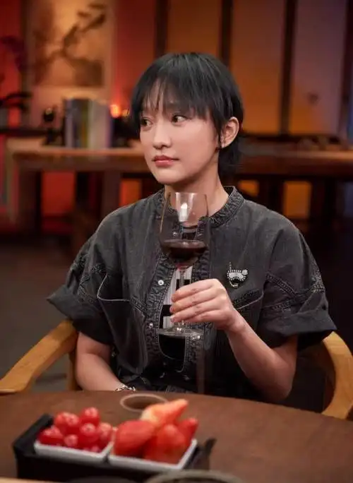 周迅又换发型,俏皮短发配整身牛仔青春活力,44岁仍少女感十足_网易