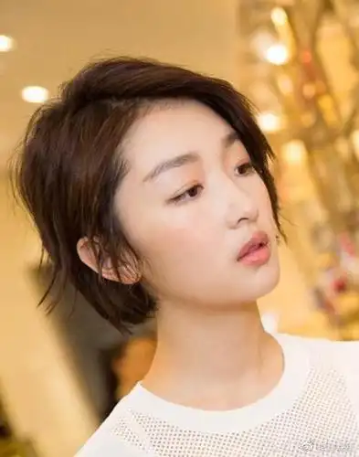 再加上童颜长相的她,配上这种短发造型就会显得愈发清爽俏皮,给人的