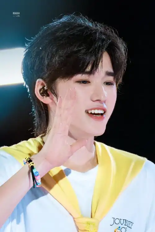 十九无垠轩邈近云霄#@时代少年团-宋亚轩邀你开启嘴角上扬魔法,笑一个