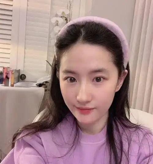 虽然过了生日就已经33岁了,但肌肤状态还像18岁,这样的刘亦菲让人无法