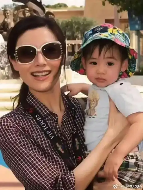 54岁李嘉欣分享儿子近况!13岁个子超过许晋亨,颜值像东南亚长相